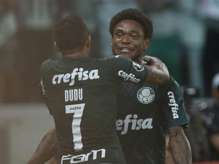 Palmeiras vence com três de Luiz Adriano; Santos faz 1 a 0