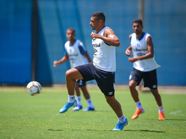 Diego Souza tem positivo para COVID; Grêmio mantém treinos