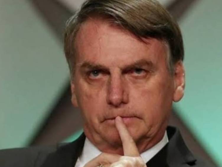 Por volta de futebol, Bolsonaro consulta técnicos e ouve “não”