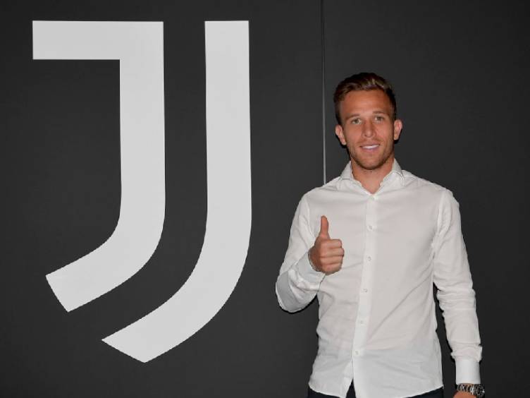 Arthur vai para Juventus, que cede Pjanic ao Barcelona