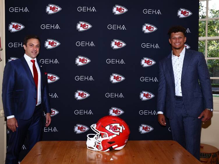 NFL: Patrick Mahomes estende contrato com Chiefs até 2031