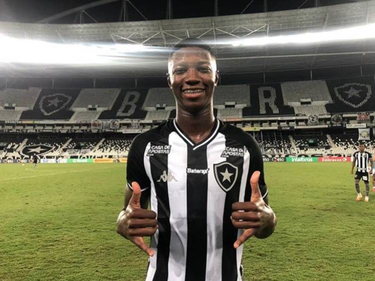 Botafogo vence Vasco e terá vantagem do empate na volta