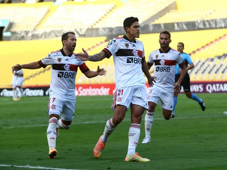 Flamengo se reabilita de goleada, supera desfalques e vence