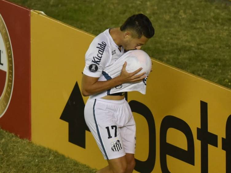 Santos vence Delfín no Equador e fica perto de classificação