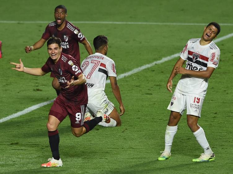 São Paulo joga mal e escapa de derrota para River no Morumbi