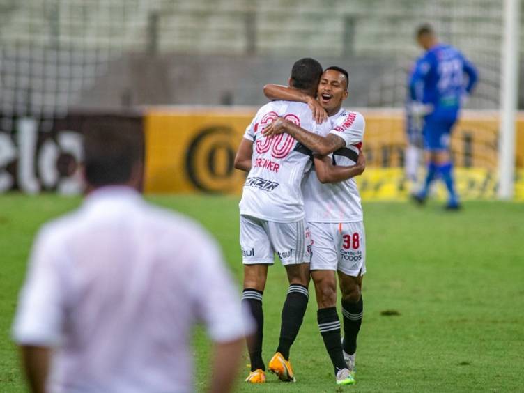 São Paulo busca empate por 3 a 3 com Fortaleza de Ceni