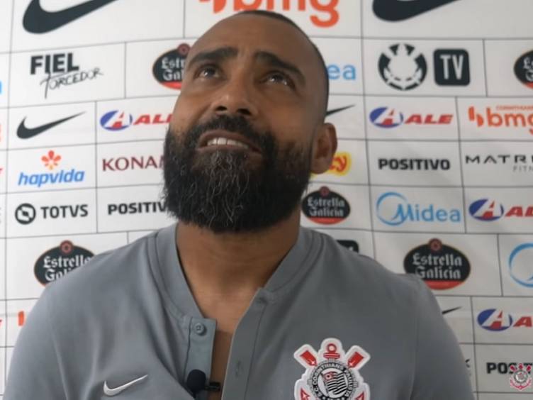 Com Coelho, Corinthians se afunda; Galo dispara na liderança