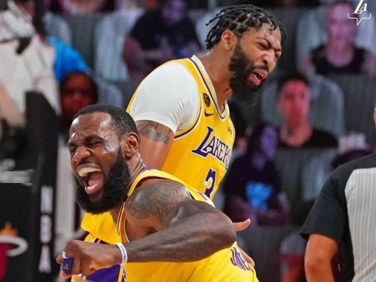 Lakers batem Heat no jogo 4 e ficam a uma vitória do 17º título