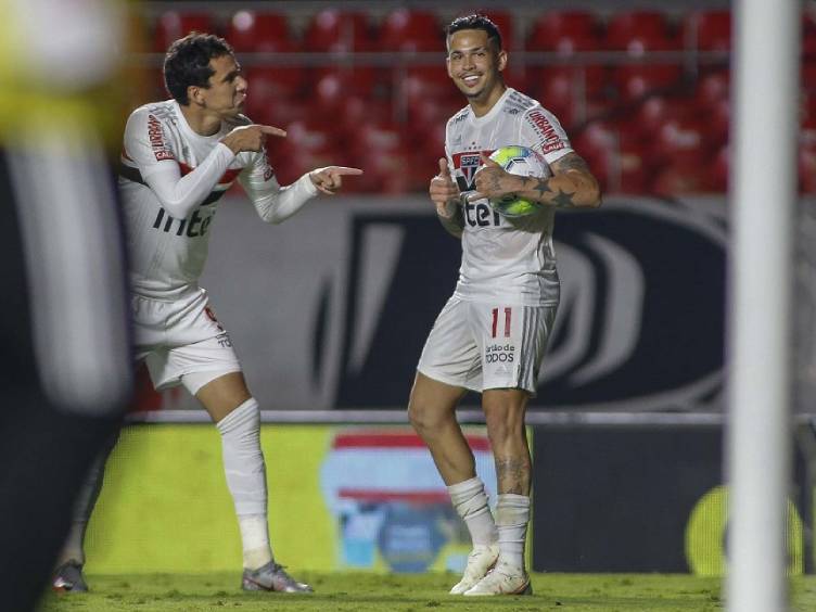 São Paulo faz 3 a 0 e despacha Flamengo. Inter é eliminado