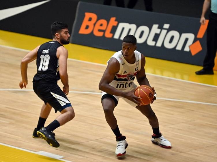 São Paulo arrasa Corinthians na estreia do NBB