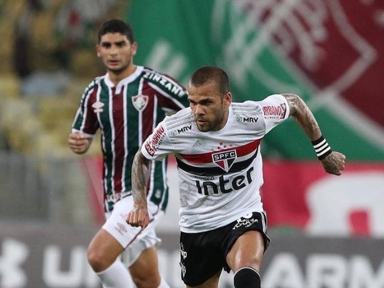 Fla tropeça, e líder São Paulo dispara. Timão afunda Botafogo