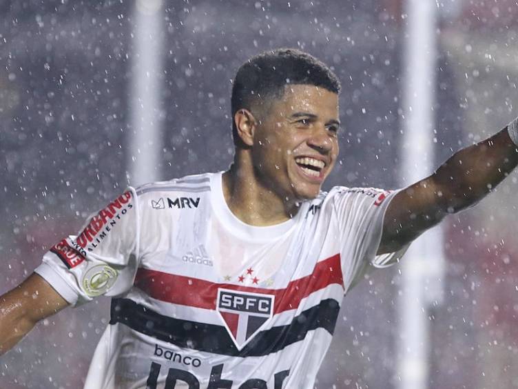 São Paulo supera revés no clássico, vence Atlético e dispara