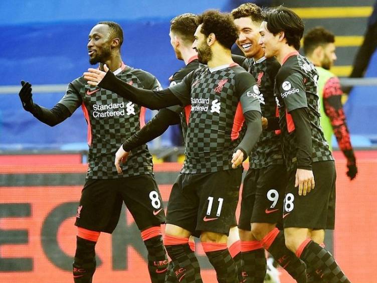 Liverpool goleia e lidera a Premier League com folga