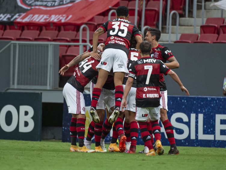 Flamengo bate Palmeiras e só depende de si para buscar título