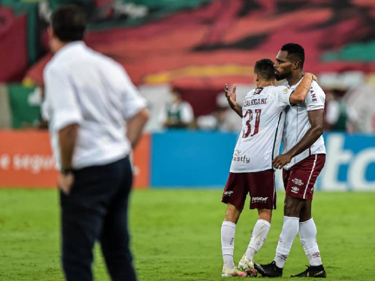 Líder São Paulo perde, mas Flamengo leva virada no Fla-Flu