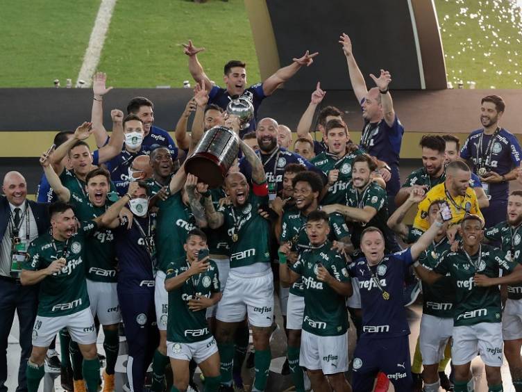 Palmeiras e festa com troféu de bicampeão da Libertadores no Maracanã