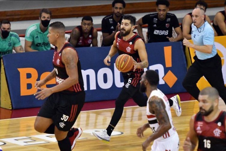 duelo dos times de basquete do flamengo e são paulo