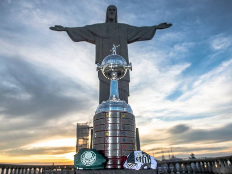 taça da libertadores e estátua do cristo, no rj