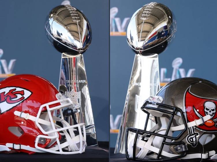 capacetes e troféus de Chiefs e Bucs, finalistas do Super Bowl 55