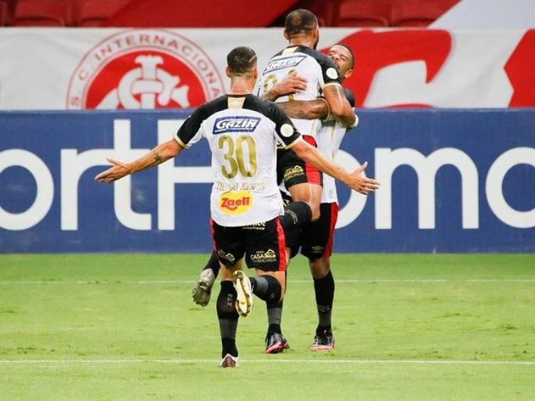 Jogador do Sport comemora gol na vitória sobre o Inter no RS, pélo Brasileiro 2020