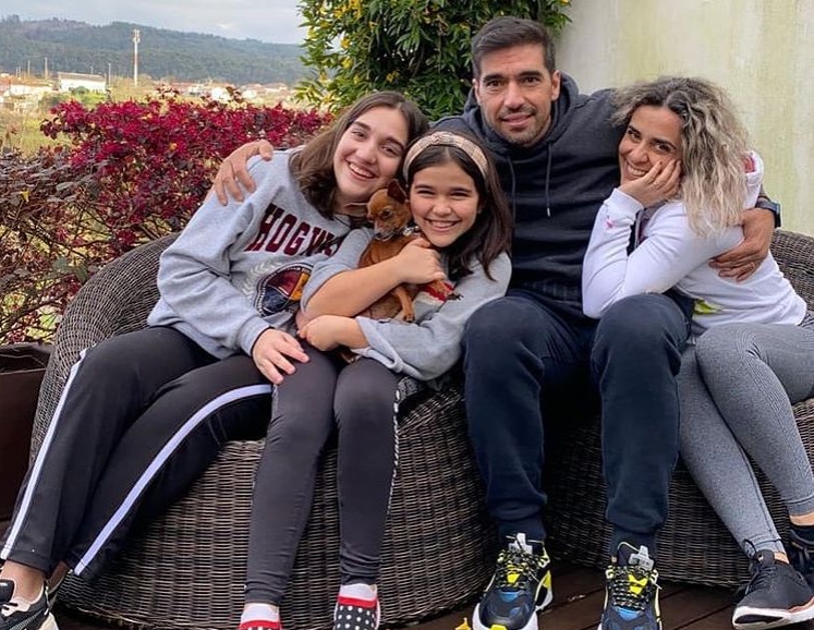 Abel Ferreira com esposa e filhas em Portugal