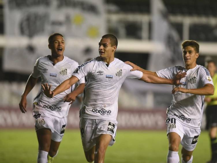 Garotos se destacam e Santos bate Deportivo Lara por 2 a 1