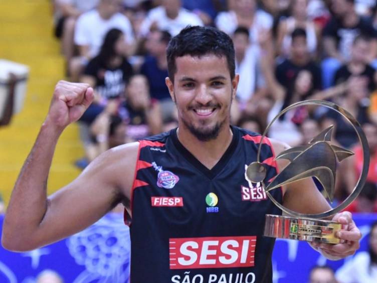 Lucas Dias, com troféu do torneio de habilidades do último Jogo das Estrelas 