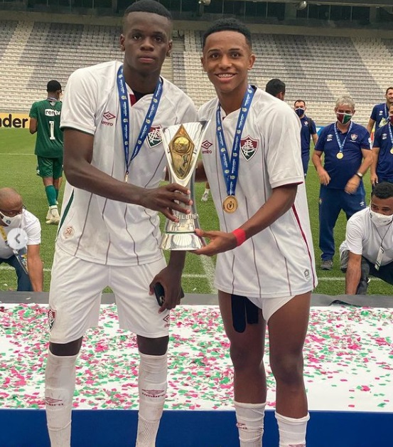 metinho junto com kayky, campeões brasileiros sub-17 em 2020