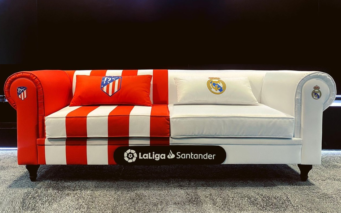 sofá com as cores de Atlético e Real, que fazem o clássico madrilenho deste domingo, pelo returno de LaLiga 2020/2021