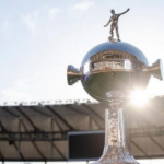 Taca da Copa Libertadores da America no gramado do estadio do Maracana 640x639 1