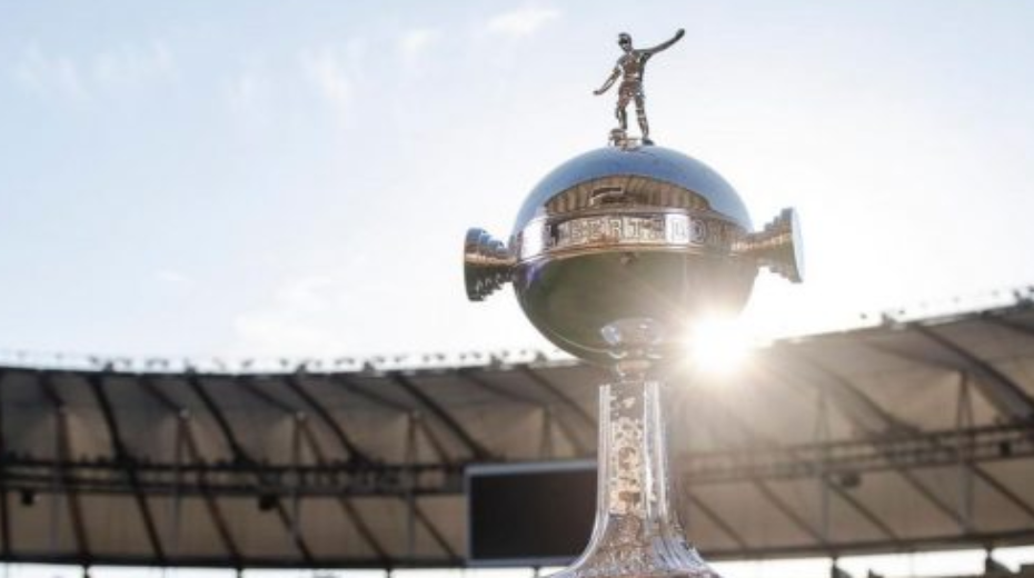 Taca da Copa Libertadores da America no gramado do estadio do Maracana 640x639 1