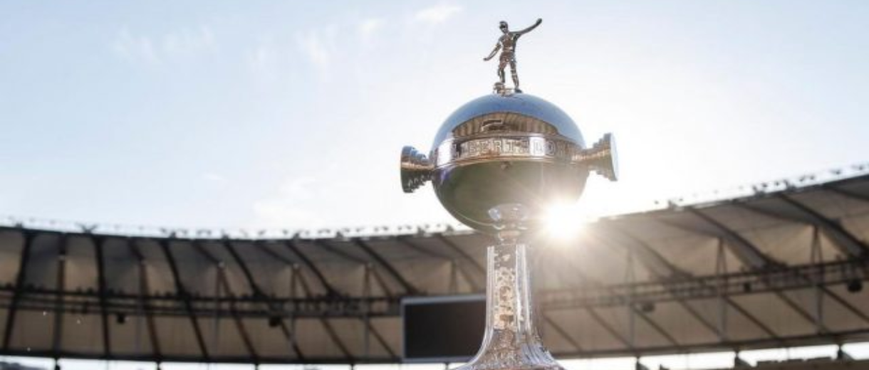 Taca-da-Copa-Libertadores-da-America-no-gramado-do-estadio-do-Maracana-640×639 (1)