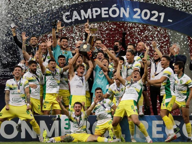 defensa y justicia ergue trofeu de campeao da recopa sul-americana 2021