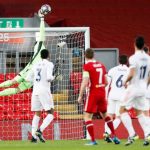 foto courtois defende chute milner liverpool real champions2021
