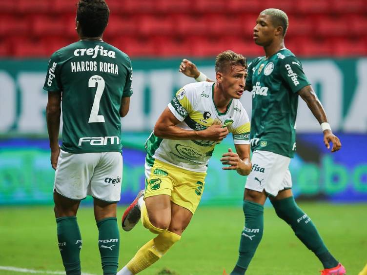 Jogador do Defensa Y Justicia comemora gol contra o Palmeiras na Recopa 2021