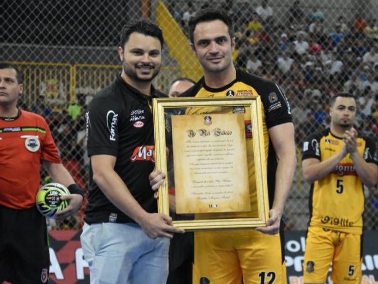 Astro do futsal brasileiro Falcão com o presidente do Magnus Futsal, Fellipe Drommond