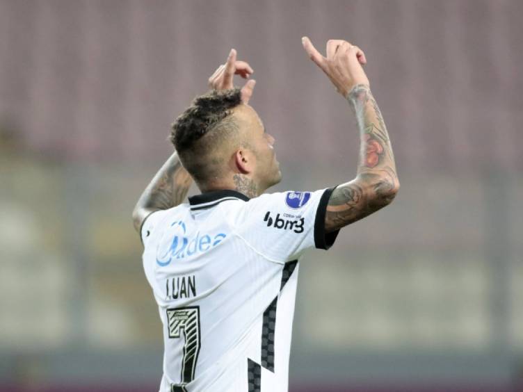 luan camisa 7 do corinthians em jogo da sul-americana