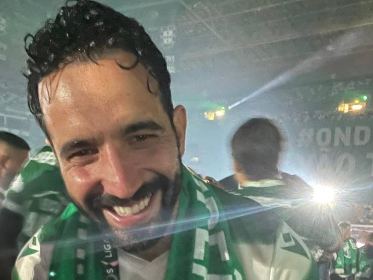 ruben amorim tecnico do sporting celebrando titulo portugues 2021