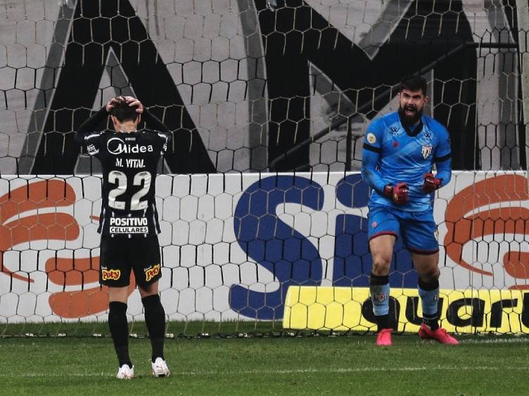 mateus vital e fernando miguel em penalidade perdida pelo corinthians na derrota para o atletico go em itaquera