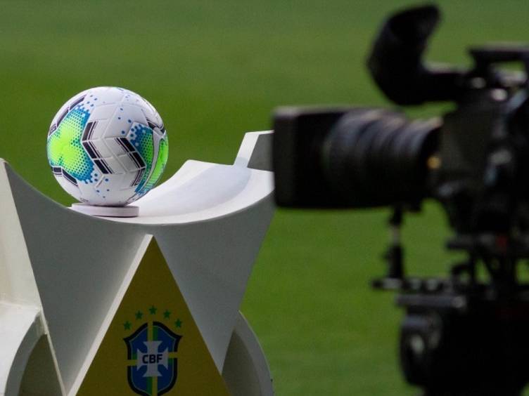 Bola do Brasileirão e câmera de TV
