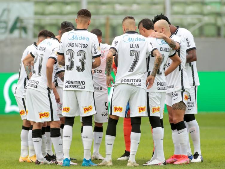 jogadores do Corinthians conversando durante vitória sobre América pelo Brasileiro