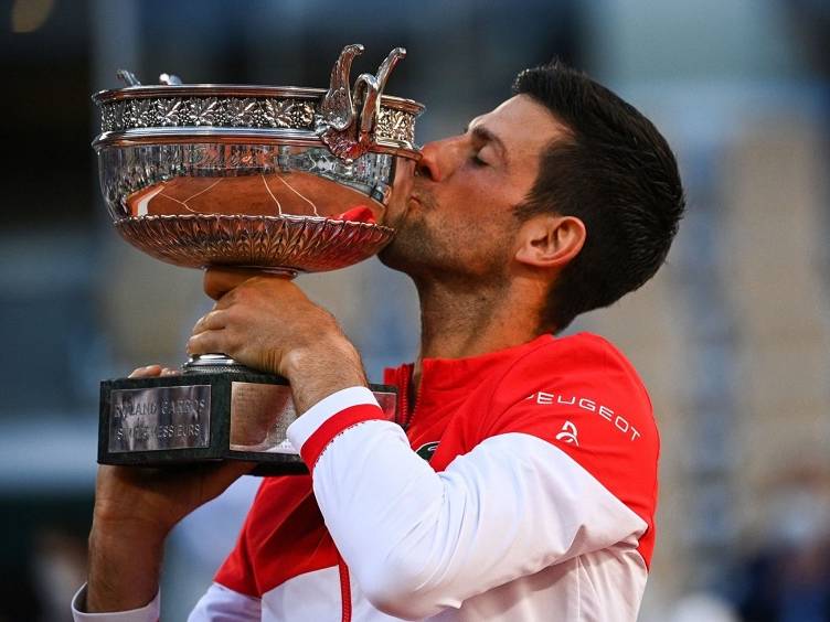 tenista servio djokovic com trofeu de campeao de roland garros em 2021