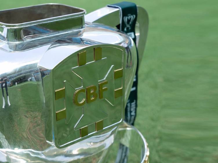 troféu da copa do brasil no gramado