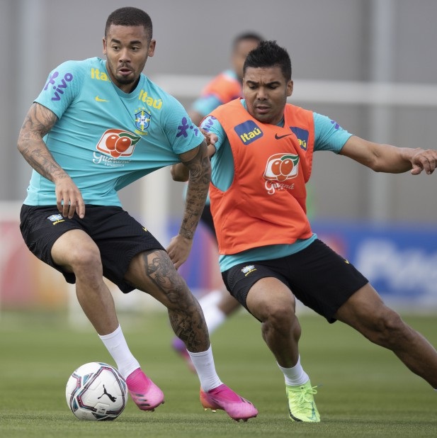 Gabriel Jesus e Casemiro em disputa de bola no treino da Seleção em Porto Alegre