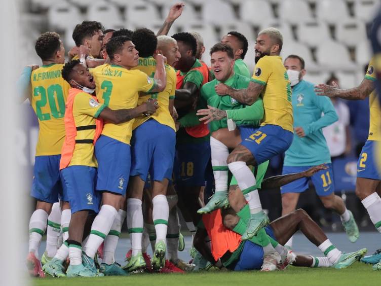 jogadores do brasil comemorando em jogo contra colômbia na copa américa 2021