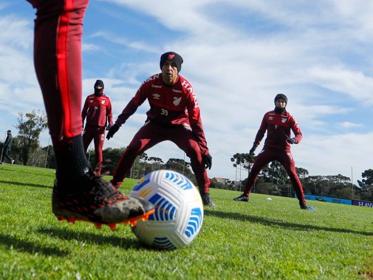 treino do athletico-pr antes do jogo contra o fluminense no rio