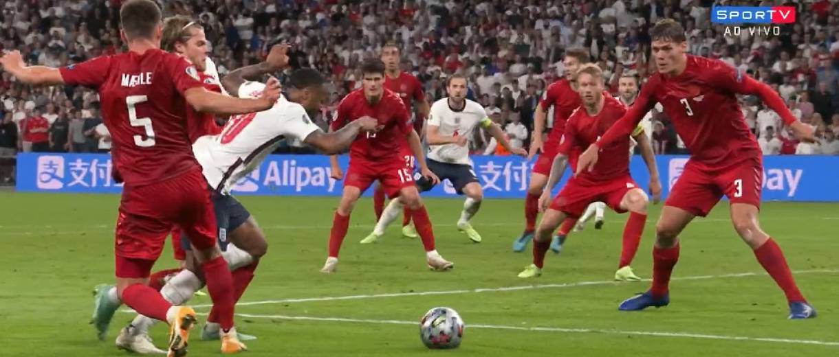 Inglaterra vai à final da Euro 2020 graças à pênalti polêmico