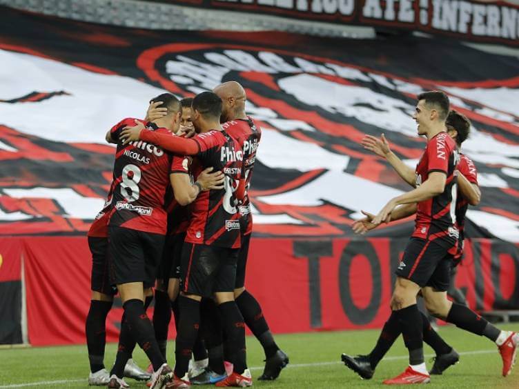 jogadores do furacão celebrando gol na arena da baixada