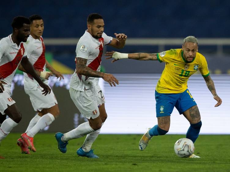 neymar cercado por três peruanos, na jogada individual do craque no gol brasileiro contra o peru na semifinal da copa américa 2021