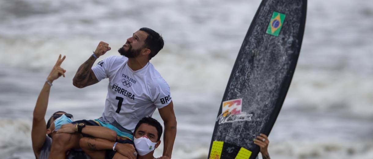 Italo Ferreira é ouro no surfe olímpico; Medina fica sem medalha